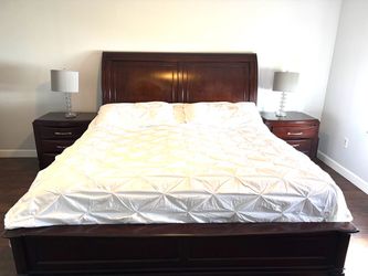 Bedroom Set - Mattress is included - Size King