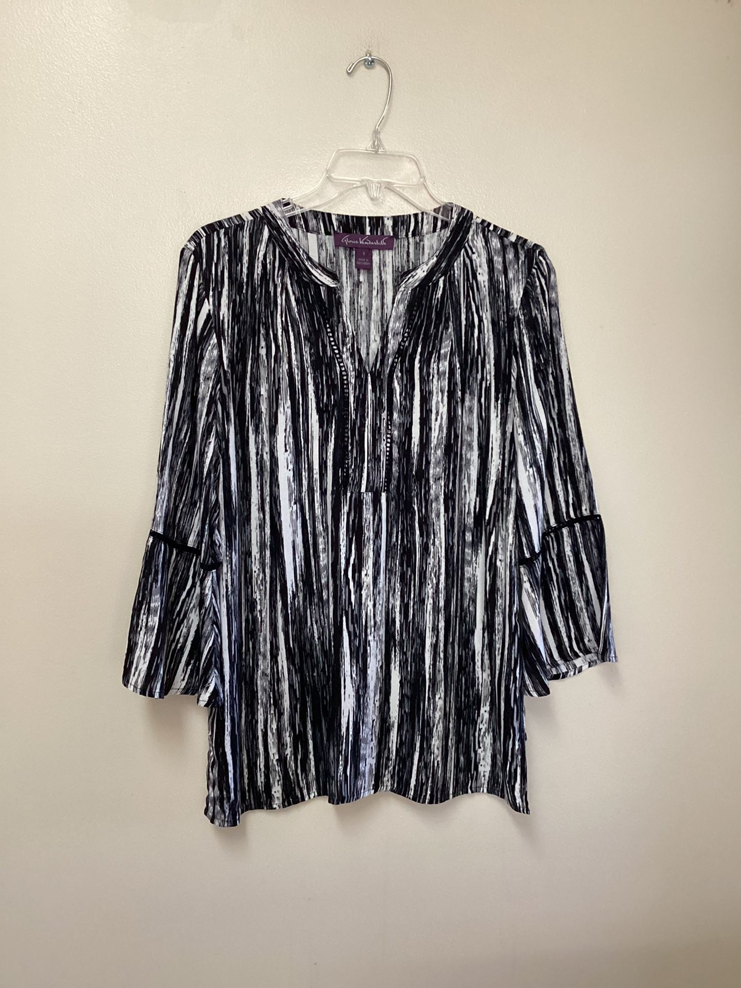 Women’s GLORIA VANDERBILT 100% viscose black & white 3/4 bell sleeve pull over top… Size small