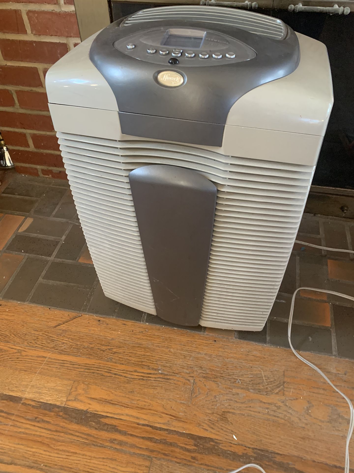 Hunter 30547 21-Feet by 23-Feet Permalife Room Air Purifier and Ionizer