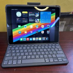 ipad 5 gen ,32 gb , w/logi keyboard,wifi only 