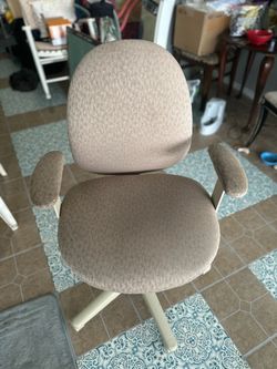 Office chair beige with 5 rolling wheels