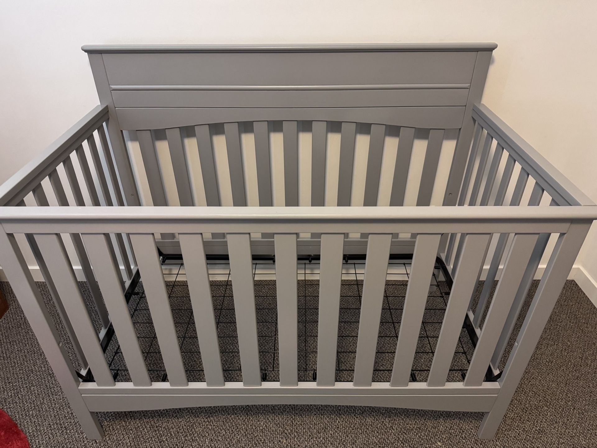 Delta children Skylar 6-1 Convertible Crib - Gray