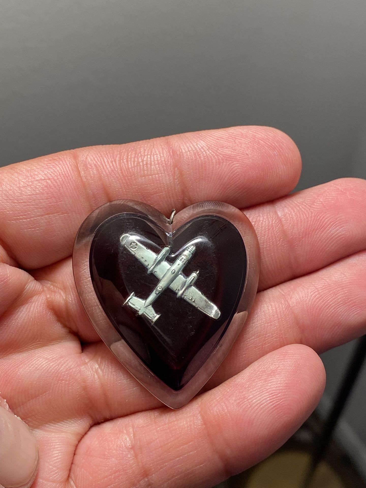 VINTAGE WWII LUCITE PIRPLE PENDANT/WITH PLANE