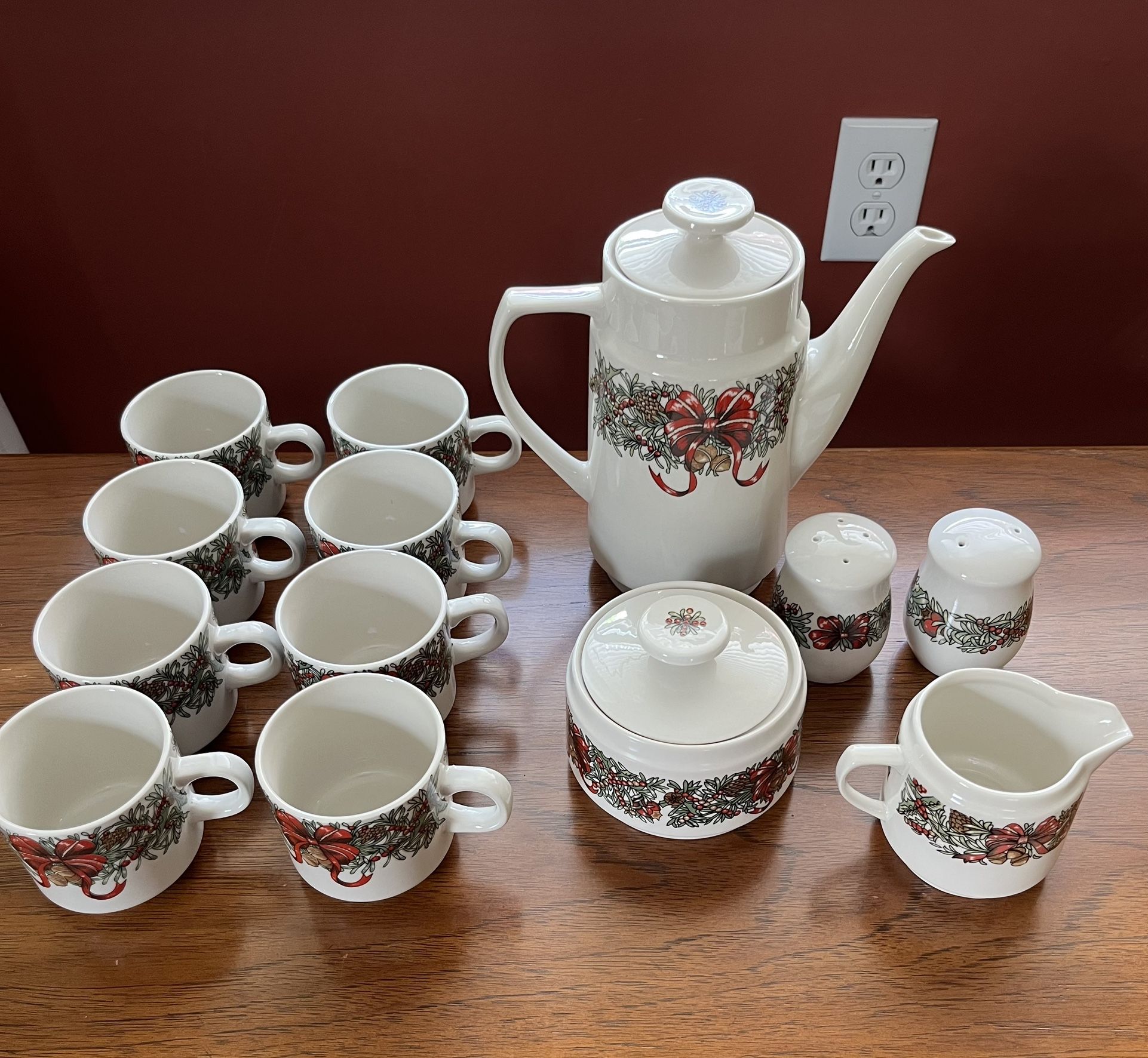 The Cellar "HOLIDAY WREATH" 1995 ~ Set of 8~Cups- carafe-creamer-sugar-salt & pepper