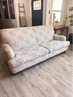 🛋️ Beautiful Vintage-Style Floral Sofa – Timeless & Elegant