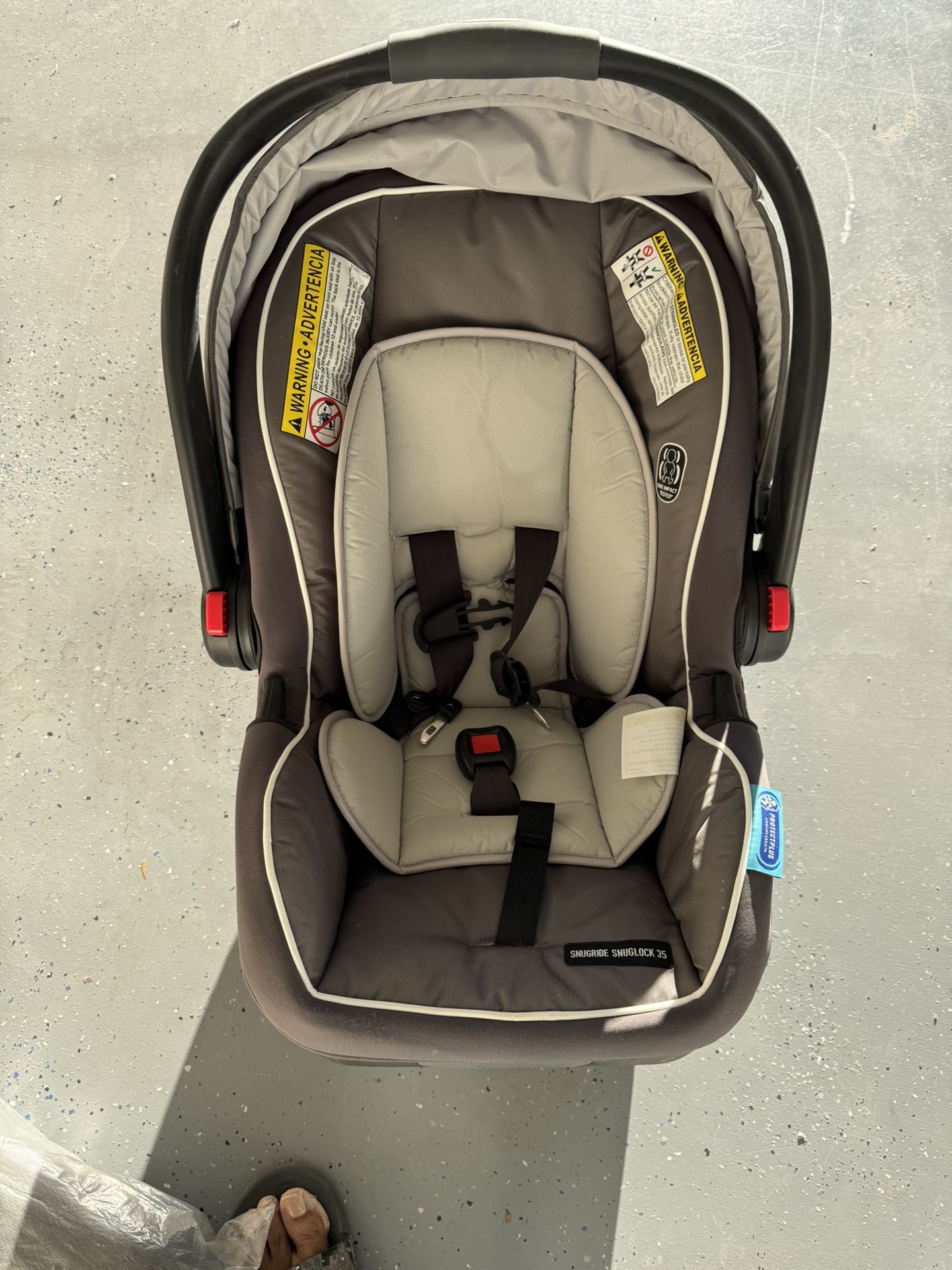 2022 Graco infant car seat. Snugride Snuglock 35.
