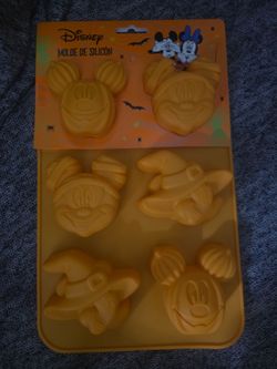 New disney halloween mickey mouse head silicone mold 6 holes 
6 mold holes to do ice, cookies,