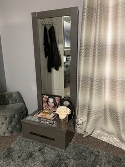 I'm selling a mirror with a drawer beautiful new