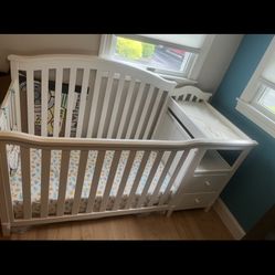 PRACTICALLY NEW GRACO CONVERTIBLE BABY CRIB FOR SALE!!!