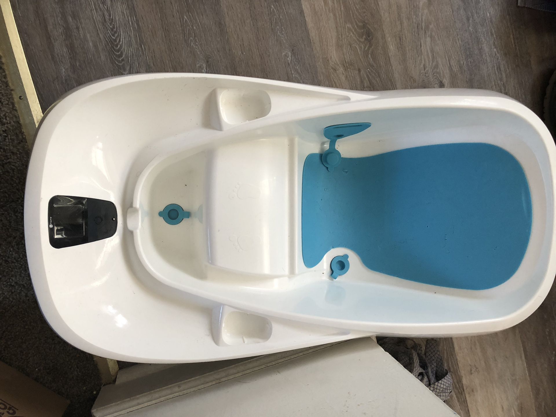 Baby bath tub with temperature reader