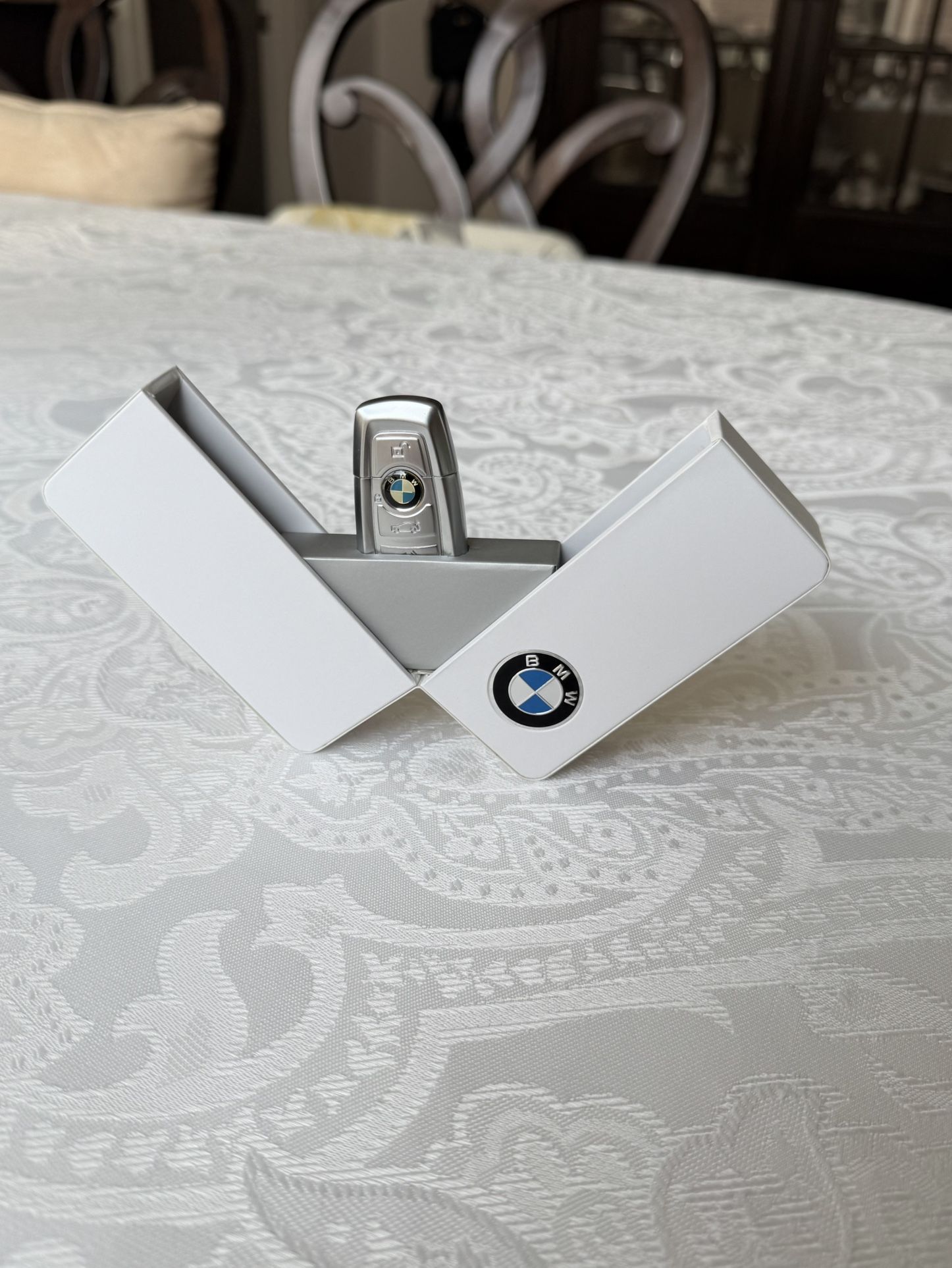 BMW-branded USB flash drive/keychain, designed to resemble a BMW key fob. These flash drives are collectible items for BMW enthusiasts. It’s preloade