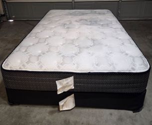 Sealy Full Size Mattress (used) in Good Condition & Box Set