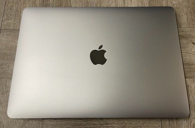 Apple Macbook Air 13.3" M1 Chip 2020 Model 8GB 256GB
Space Gray