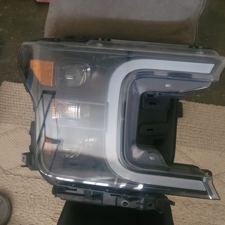 Ford F150 18-19 Head Lights (Black Housing)(Double Color Light Bar)
Still in great condition