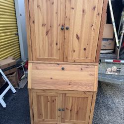 Riding desk with a hutch, sturdy and in great condition.
