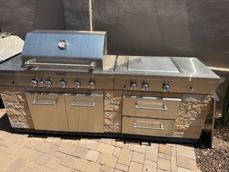 BBQ Grill - Must Go!!