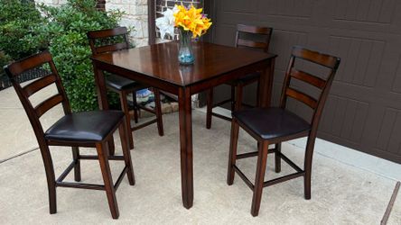 Beautiful Counter Height Table Set With 4 Matching Chairs