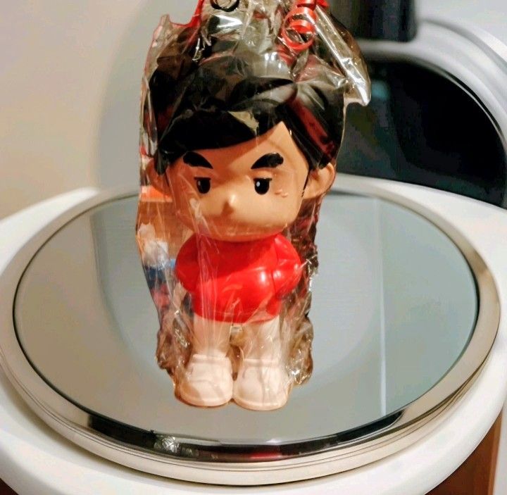 Jay Chou Official Limited Figure - 的卡通雕像在中文裡有幾種說法，根據不同情境而定:
