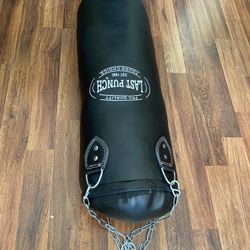 PUNCHING BAG BRAND NEW 60 POUNDS FILLED FOR BOXING 🥊 🥊🥊