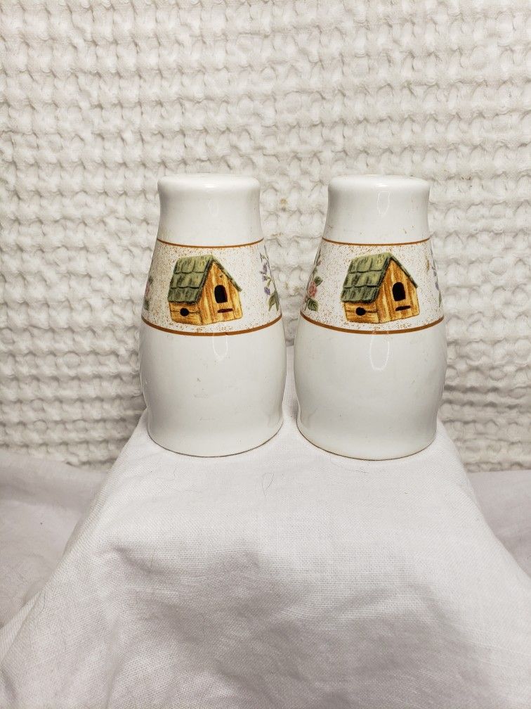 Gibson birdhouse salt & pepper shakers