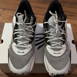 Mens Steph Curry’s size 11.5