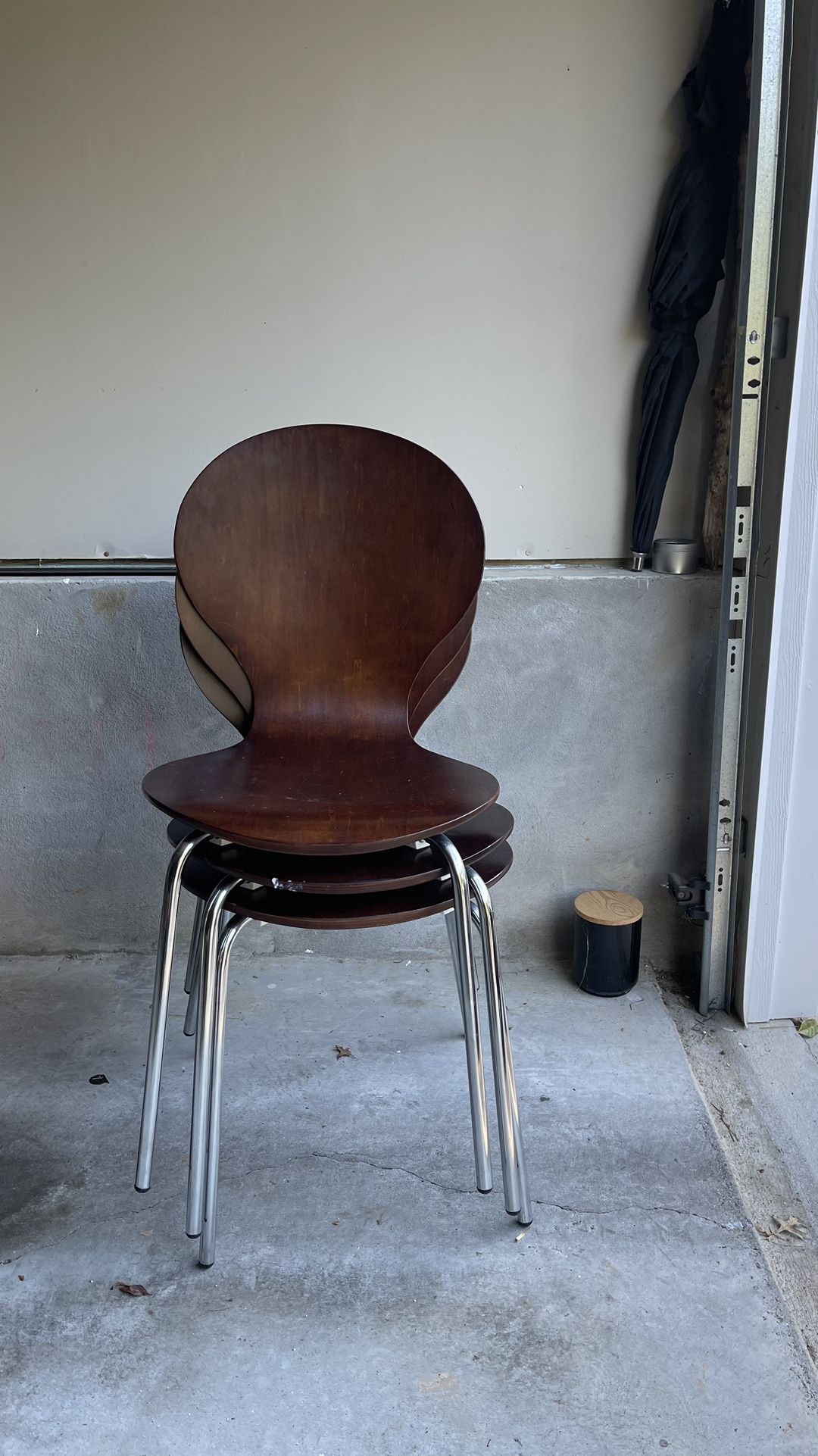 wooden chairs 