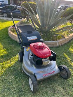 Honda Lawn Mower Self Propelled With Quadra Cut System In Excellent Condition Runs Perfect