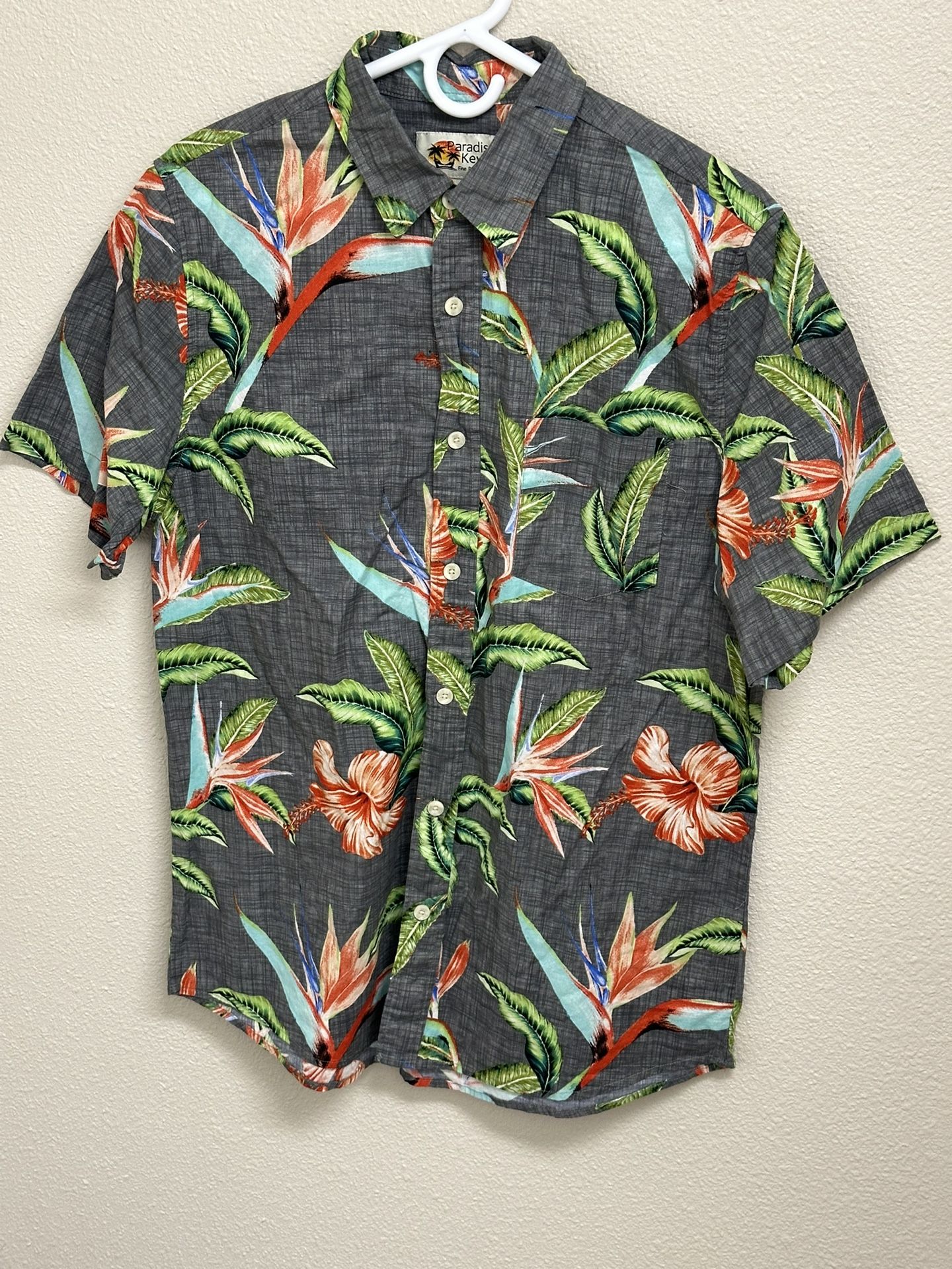 * Men’s Paradise Key Shirt Size Large  * No Marks - Stains - Smoke Free Home - Bright Colors  * Just cleaned out the closet and posting a lot of nice 