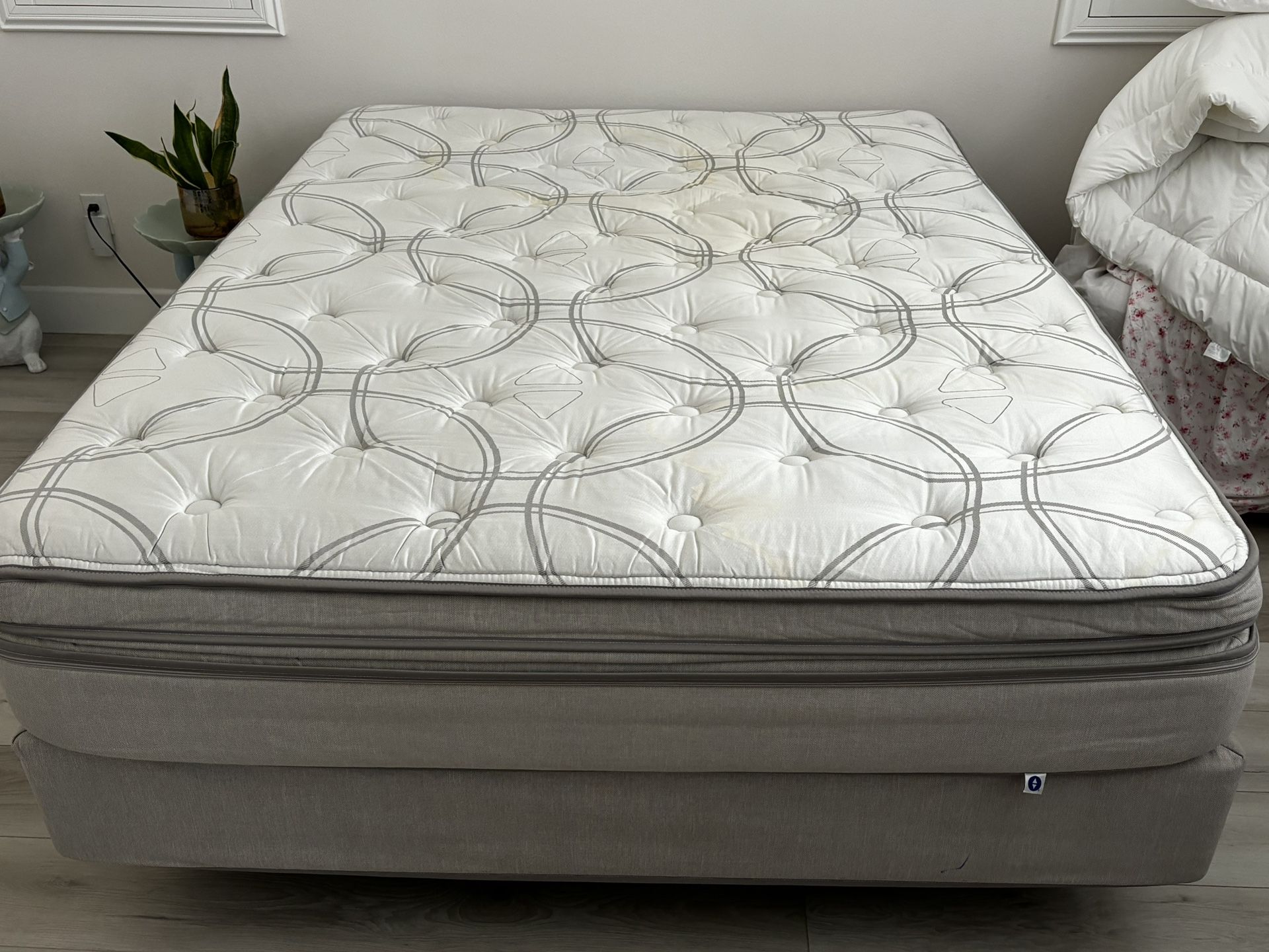 Sleep Number i8 Smart Bed Queen W. Base And Frame