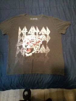 Def Leppard Graphic T - Shirt. Size Small.