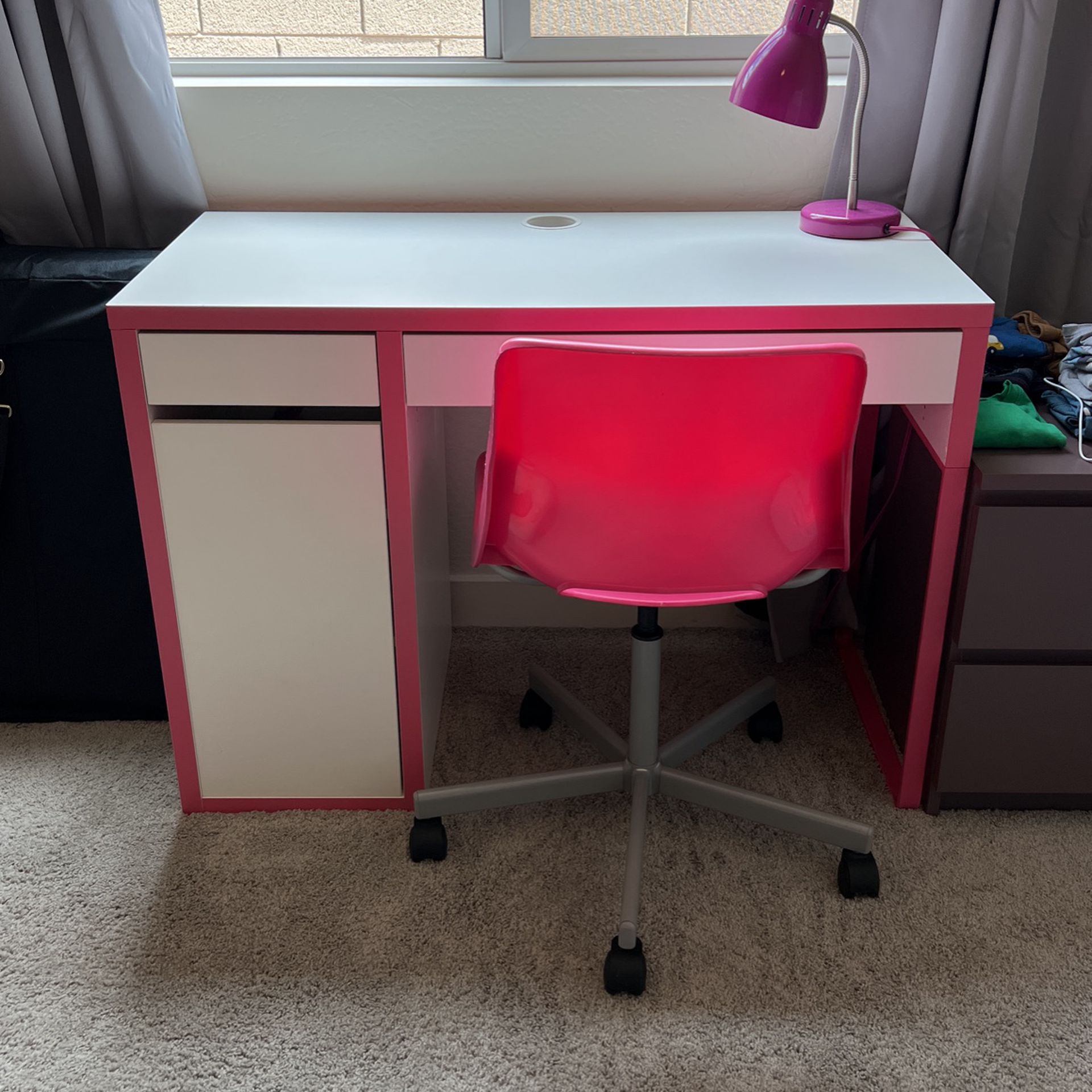 white/pink desk and pink chair