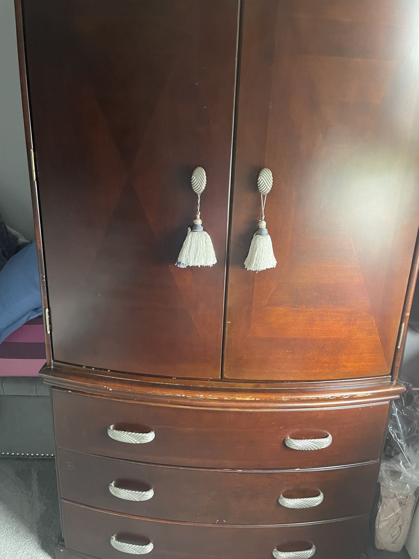Armoire / Dresser