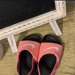 Toddler , girl Nike sandals size 9C $10Hanford