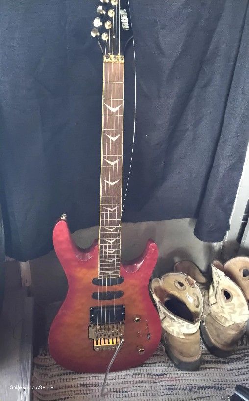 amick/Riff KR-660 Quilted Sunburst Electric Guitar