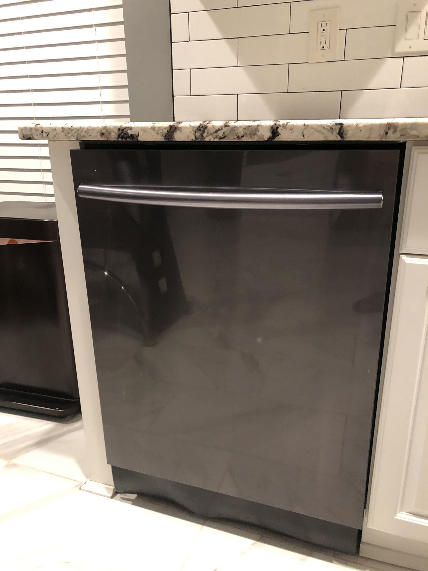 Like NEW - Samsung Energy Star Built-In Dish washer