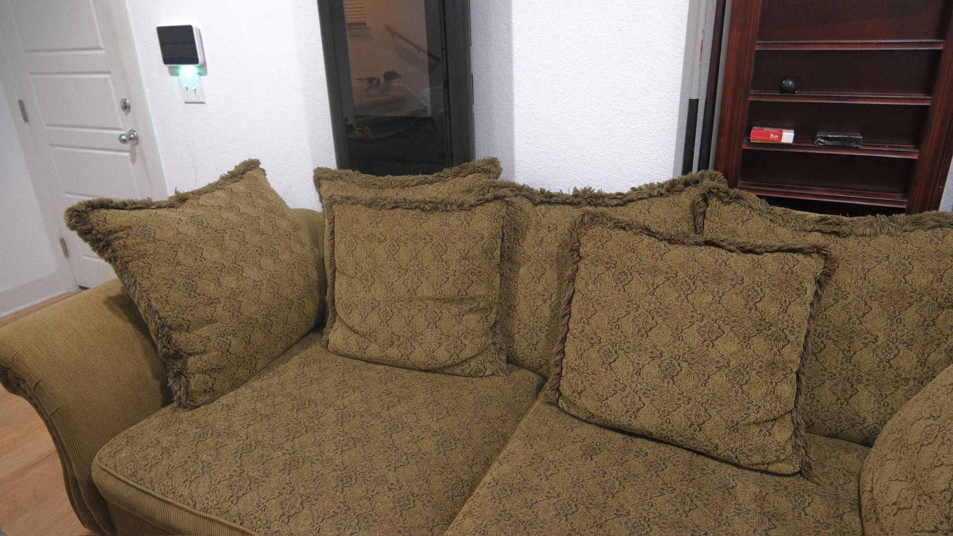 Vintage Sofa β Antique Style (Super Comfy)