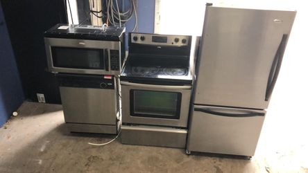 Stainless steel bottom freezer kitchen appliance set