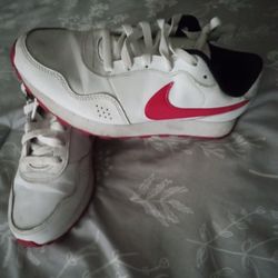 Nikes Women' Tennis Shoes 