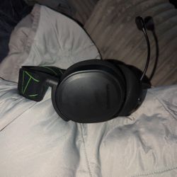 Steel Series Arctis 7x Wireless HeadSet.  Great Condition With Extra Ear Covers And All Parts. 