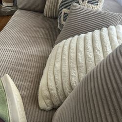 Only A Few Months Old Posterpedic Sectional 