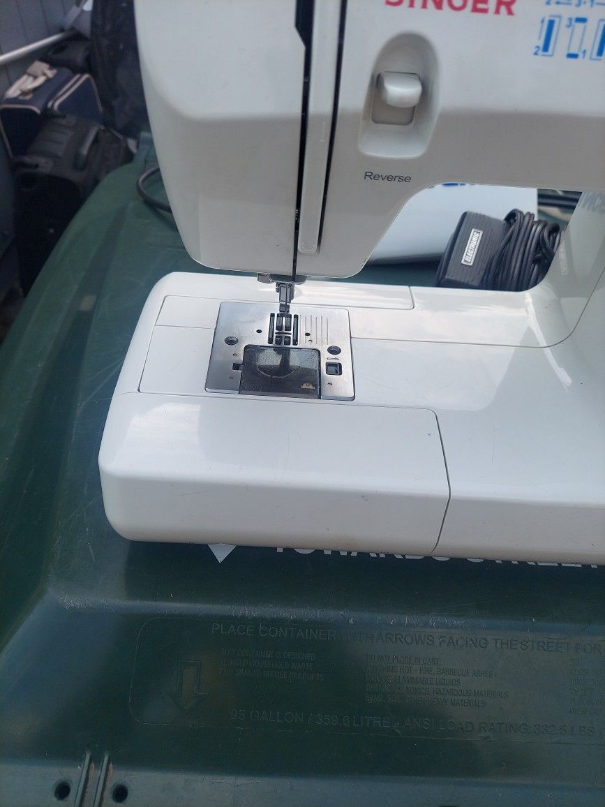 Singer Simple Sewing Machine 2263 With Hard Case for Sale in Tacoma, WA -  OfferUp