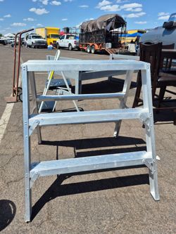 FALCON ALUMINIUM 3 STEP / PLATFORM LADDER,  GRADE A // HEAVY DUTY RATING 300 LBS. IN VERY GOOD CONDITION