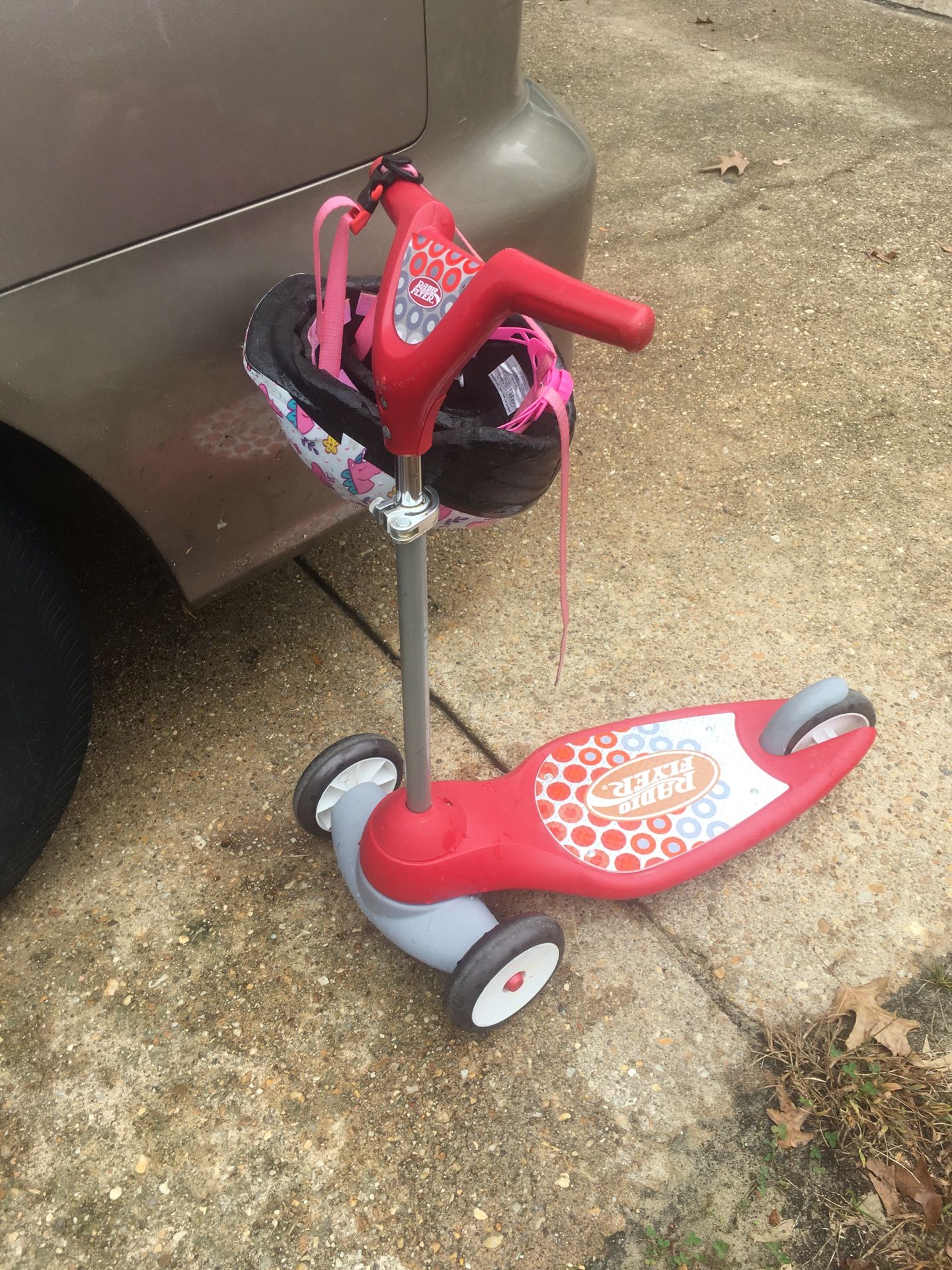 Nice kids western flyer three wheel scooter with helmet only $20 firm