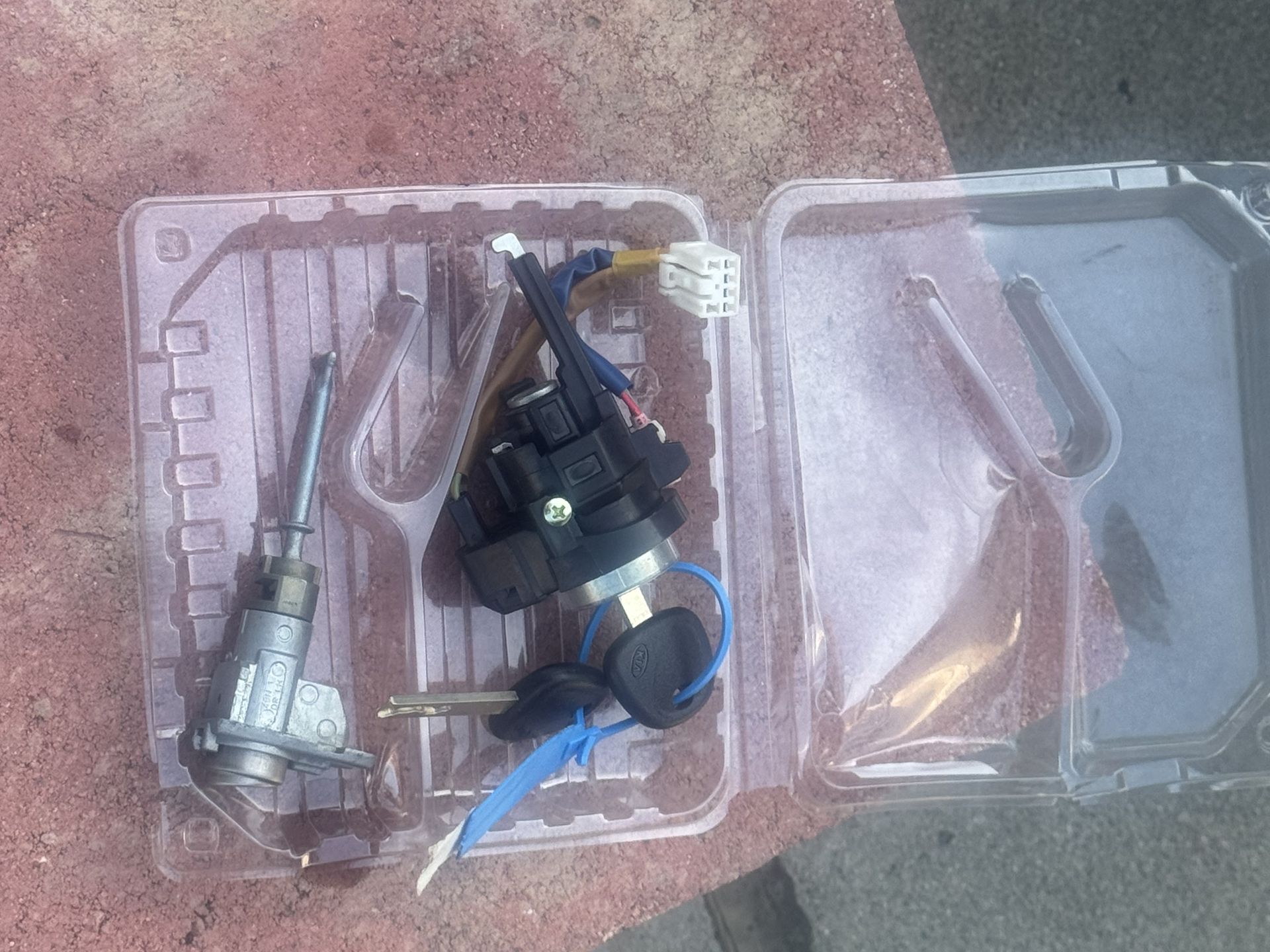 Door lock cylinder and ignition switch for Kia