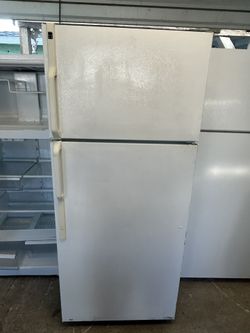 Hot Point Apartment Size Refrigerator 