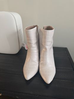 Steve Madden White Croc Embossed Ankle Boots – Women’s Size 8