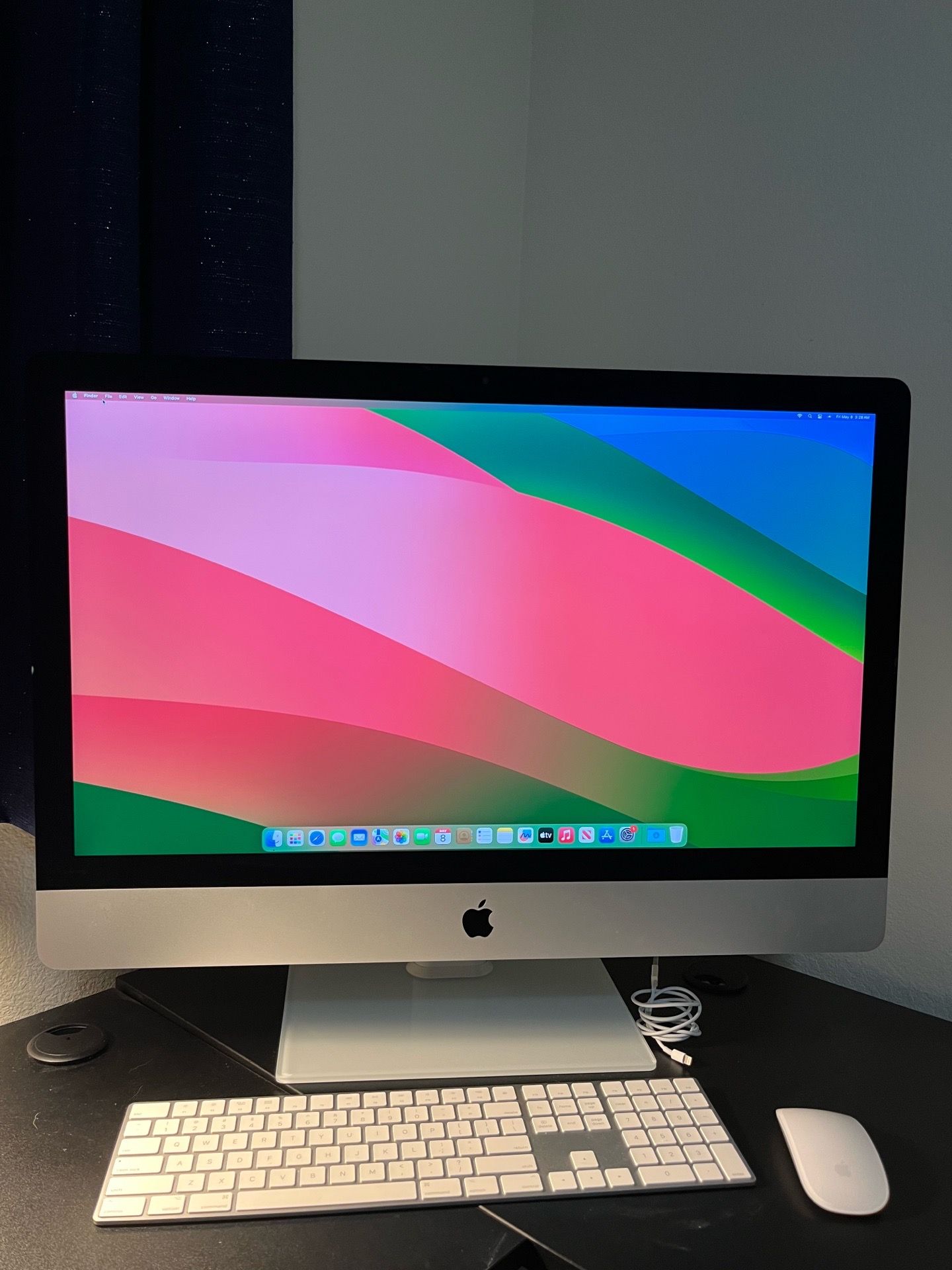 2019 Apple iMac 27-inch Retina 5K Display 3.7GHz 6-core intel i5 processor 32gb ram 2tb SSD. VESA mount. Comes with stand. Please see pictures