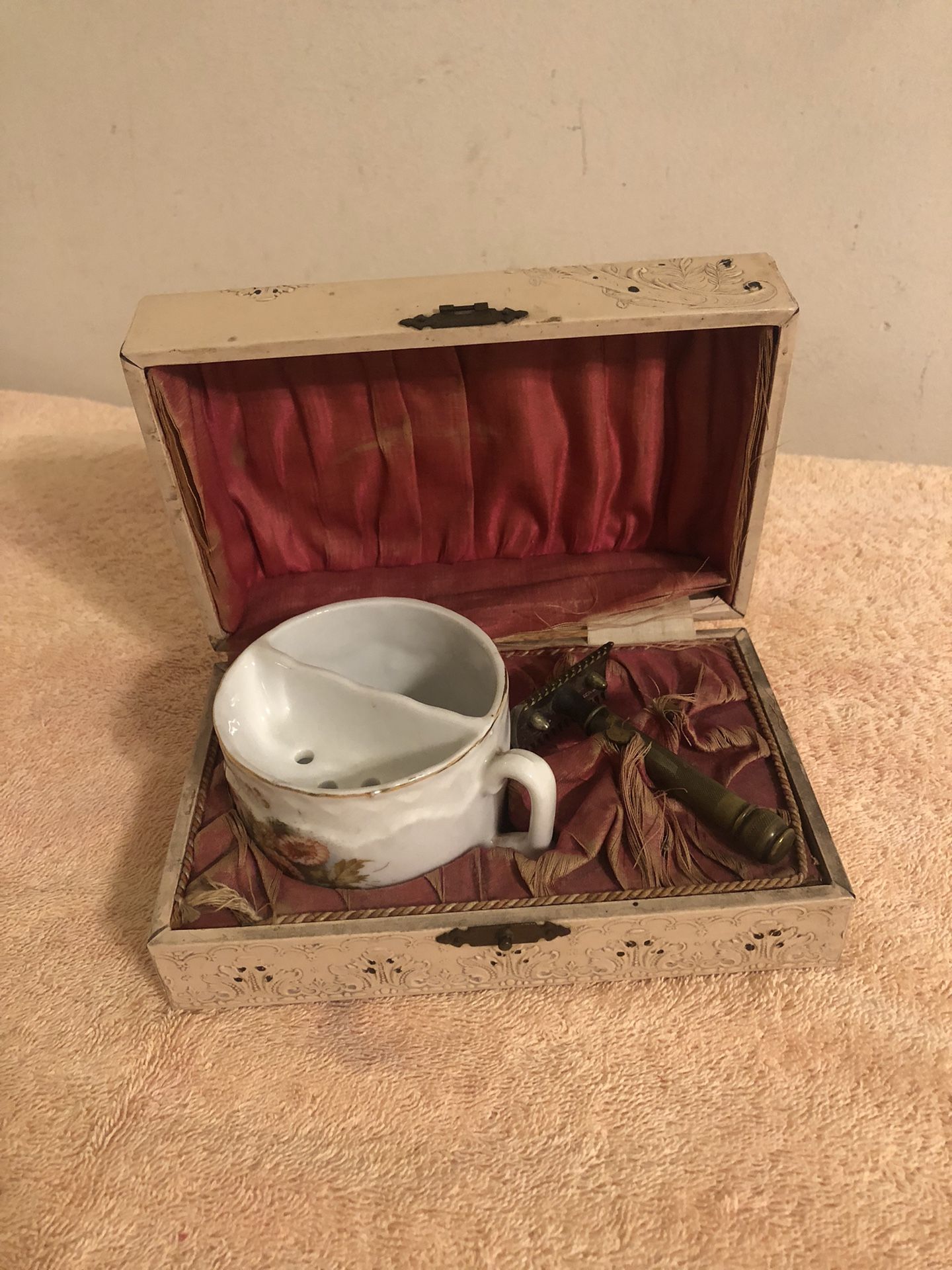 Victorian Women’s Shaving Box Flower Cup No Brush Safety Razor