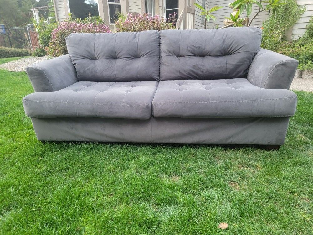 Comfortable Clean COUCH
