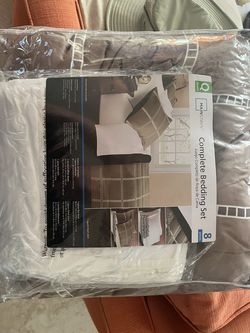 Queen size bed set